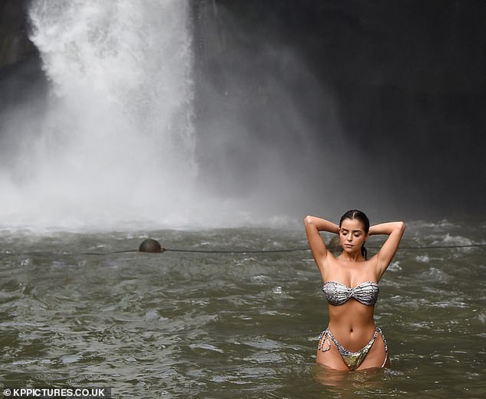 Demi Rose bốc lửa với bikini nhỏ xíu - 10 Demi Rose bốc lửa với bikini nhỏ xíu - 10