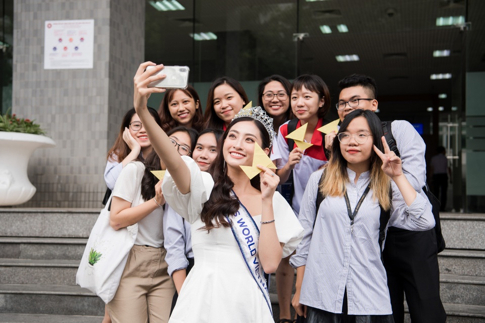 Cả trường bật cười vì câu nói ngây thơ của Hoa hậu Lương Thuỳ Linh - 4