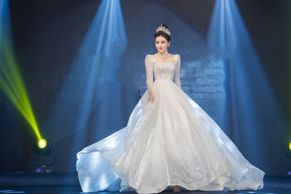 Á hậu Huyền My bất ngờ tuyên bố “đi lấy chồng” - 4 Á hậu Huyền My bất ngờ tuyên bố “đi lấy chồng” - 4