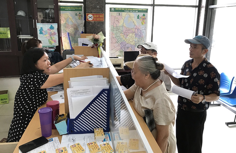 Hàng ngàn người dân Thủ đô tấp nập làm thẻ xe buýt miễn phí - 9 Hàng ngàn người dân Thủ đô tấp nập làm thẻ xe buýt miễn phí - 9