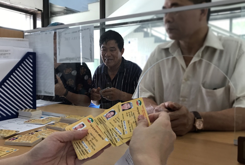 Hàng ngàn người dân Thủ đô tấp nập làm thẻ xe buýt miễn phí - 10 Hàng ngàn người dân Thủ đô tấp nập làm thẻ xe buýt miễn phí - 10
