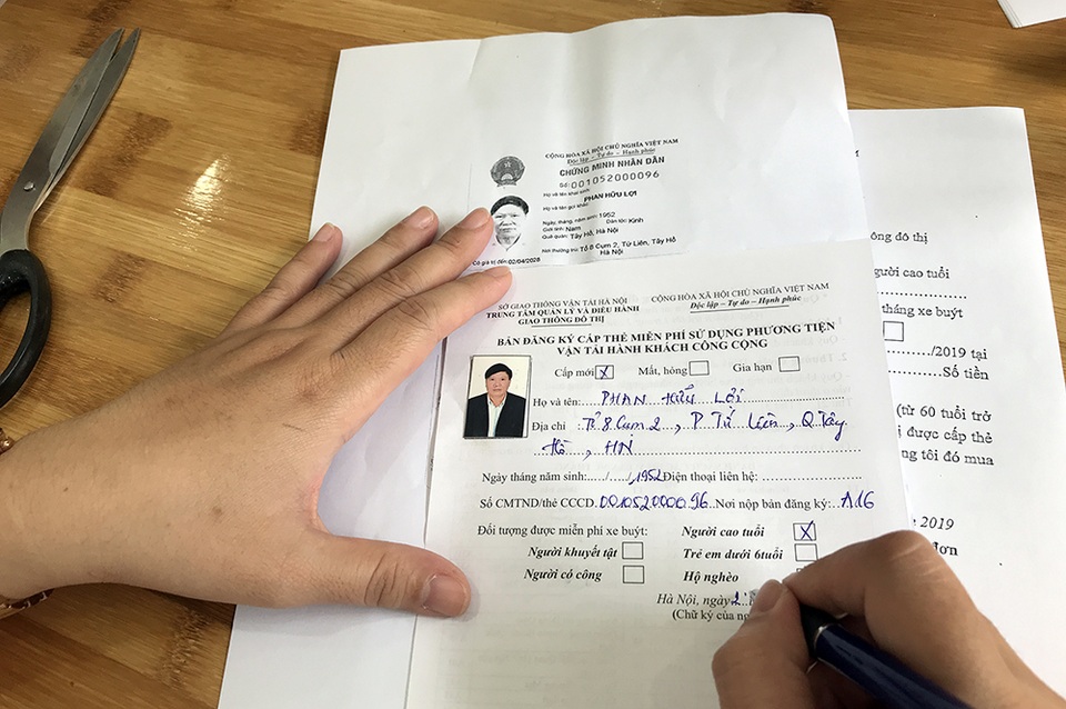 Hàng ngàn người dân Thủ đô tấp nập làm thẻ xe buýt miễn phí - 8 Hàng ngàn người dân Thủ đô tấp nập làm thẻ xe buýt miễn phí - 8