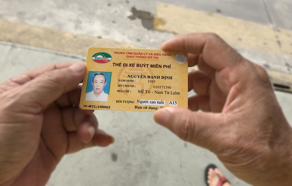 Hàng ngàn người dân Thủ đô tấp nập làm thẻ xe buýt miễn phí - 11 Hàng ngàn người dân Thủ đô tấp nập làm thẻ xe buýt miễn phí - 11