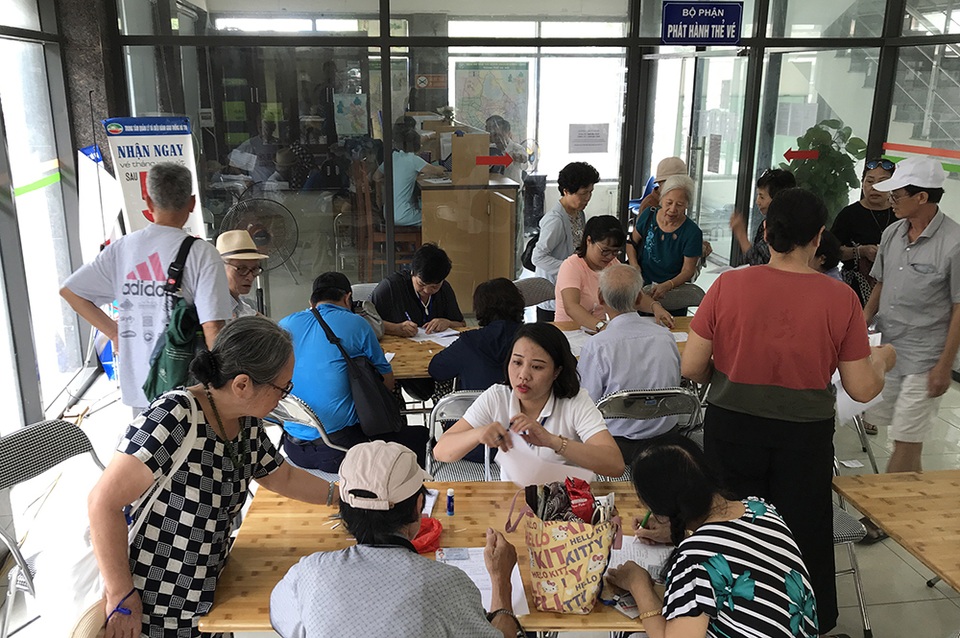 Hàng ngàn người dân Thủ đô tấp nập làm thẻ xe buýt miễn phí - 1 Hàng ngàn người dân Thủ đô tấp nập làm thẻ xe buýt miễn phí - 1