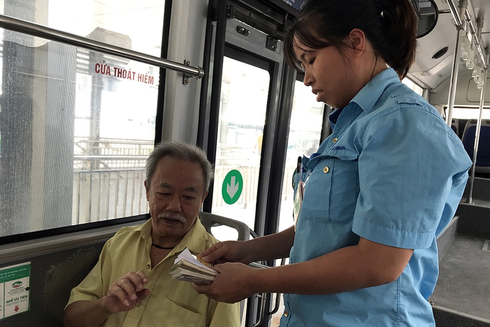 Hàng ngàn người dân Thủ đô tấp nập làm thẻ xe buýt miễn phí - 13 Hàng ngàn người dân Thủ đô tấp nập làm thẻ xe buýt miễn phí - 13