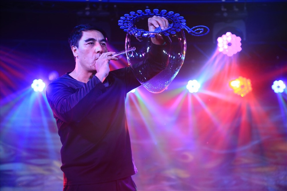 “Phù thủy bong bóng” Fan Yang đưa cả vợ con đến Việt Nam biểu diễn - 3 “Phù thủy bong bóng” Fan Yang đưa cả vợ con đến Việt Nam biểu diễn - 3