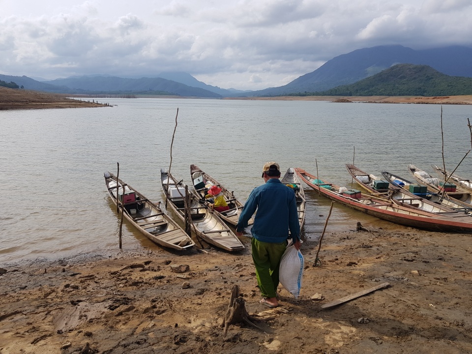 Người dân chật vật mưu sinh giữa lòng hồ thủy điện - 5 Người dân chật vật mưu sinh giữa lòng hồ thủy điện - 5