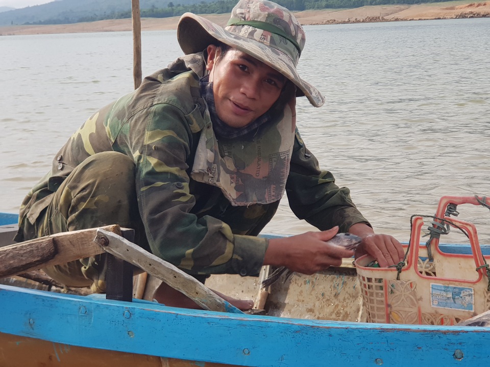 Người dân chật vật mưu sinh giữa lòng hồ thủy điện - 8 Người dân chật vật mưu sinh giữa lòng hồ thủy điện - 8