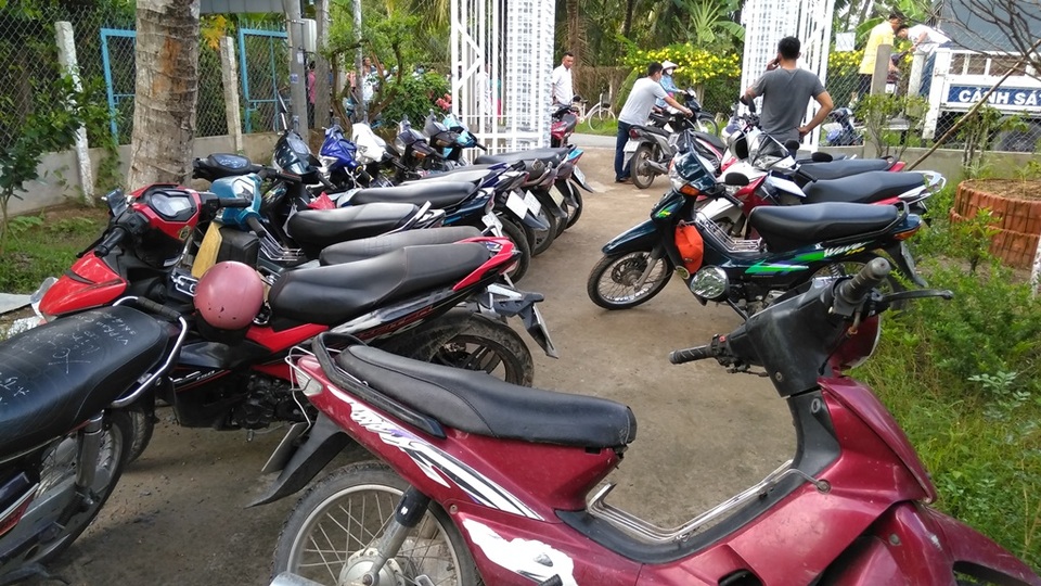  Công an nổ súng triệt phá trường gà, nhiều con bạc nhảy xuống sông  thoát thân - 1