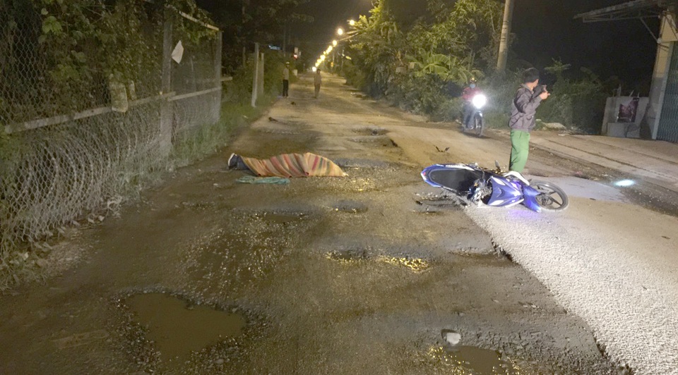 Người đàn ông đi xe máy sụp “ổ gà” tử vong trong đêm - 1