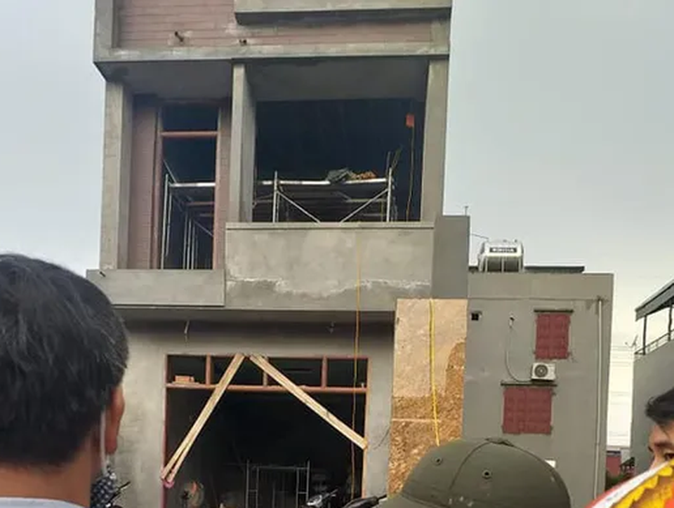 Bị điện giật khi thi công trần thạch cao, 2 người tử vong tại chỗ - 1 Bị điện giật khi thi công trần thạch cao, 2 người tử vong tại chỗ - 1