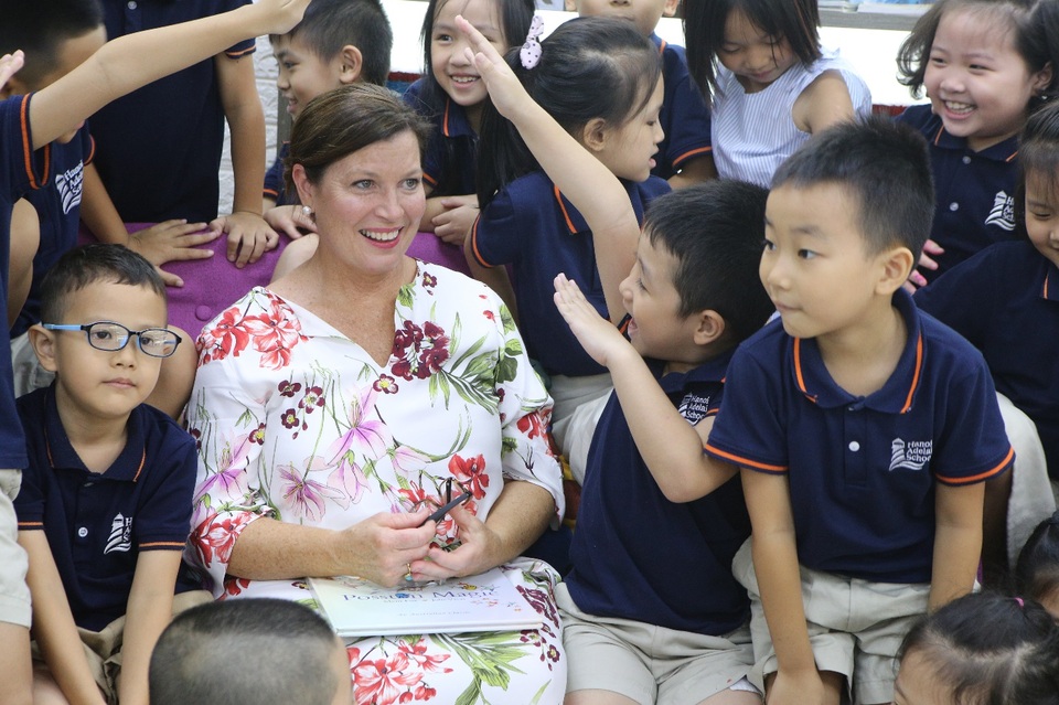 Phu nhân Thủ tướng Úc tham gia giờ đọc sách với học sinh Việt Nam - 1 Phu nhân Thủ tướng Úc tham gia giờ đọc sách với học sinh Việt Nam - 1