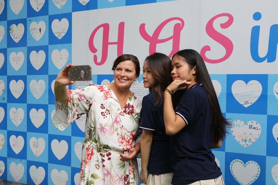 Phu nhân Thủ tướng Úc tham gia giờ đọc sách với học sinh Việt Nam - 2 Phu nhân Thủ tướng Úc tham gia giờ đọc sách với học sinh Việt Nam - 2