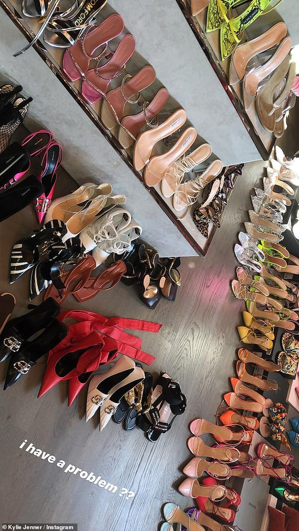 Kylie Jenner khoe tủ giày hàng hiệu - 2 Kylie Jenner khoe tủ giày hàng hiệu - 2