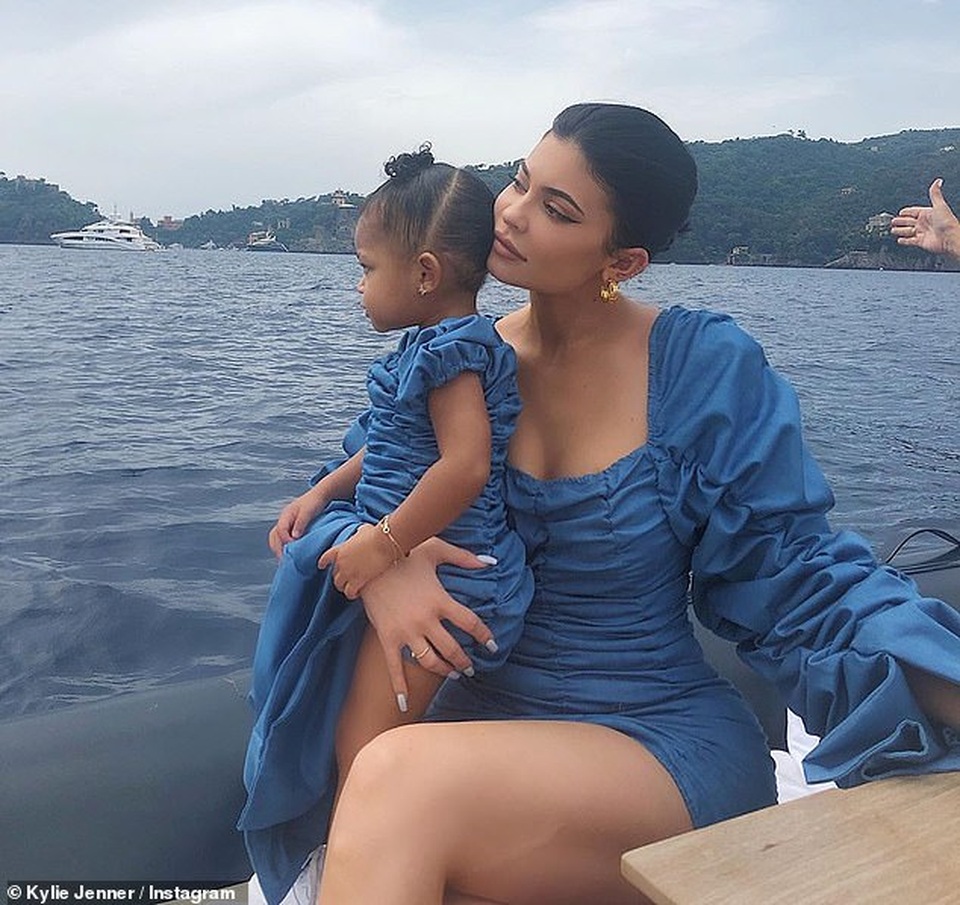 Kylie Jenner khoe tủ giày hàng hiệu - 9 Kylie Jenner khoe tủ giày hàng hiệu - 9