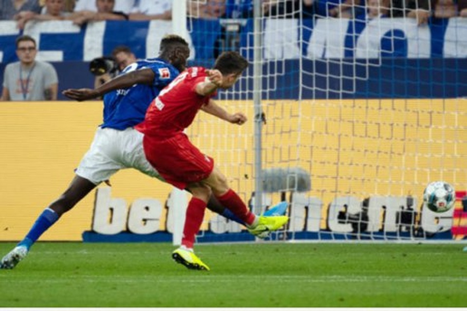 Lewandowski lập hattrick, Bayern Munich vùi dập Schalke - 4 Lewandowski lập hattrick, Bayern Munich vùi dập Schalke - 4