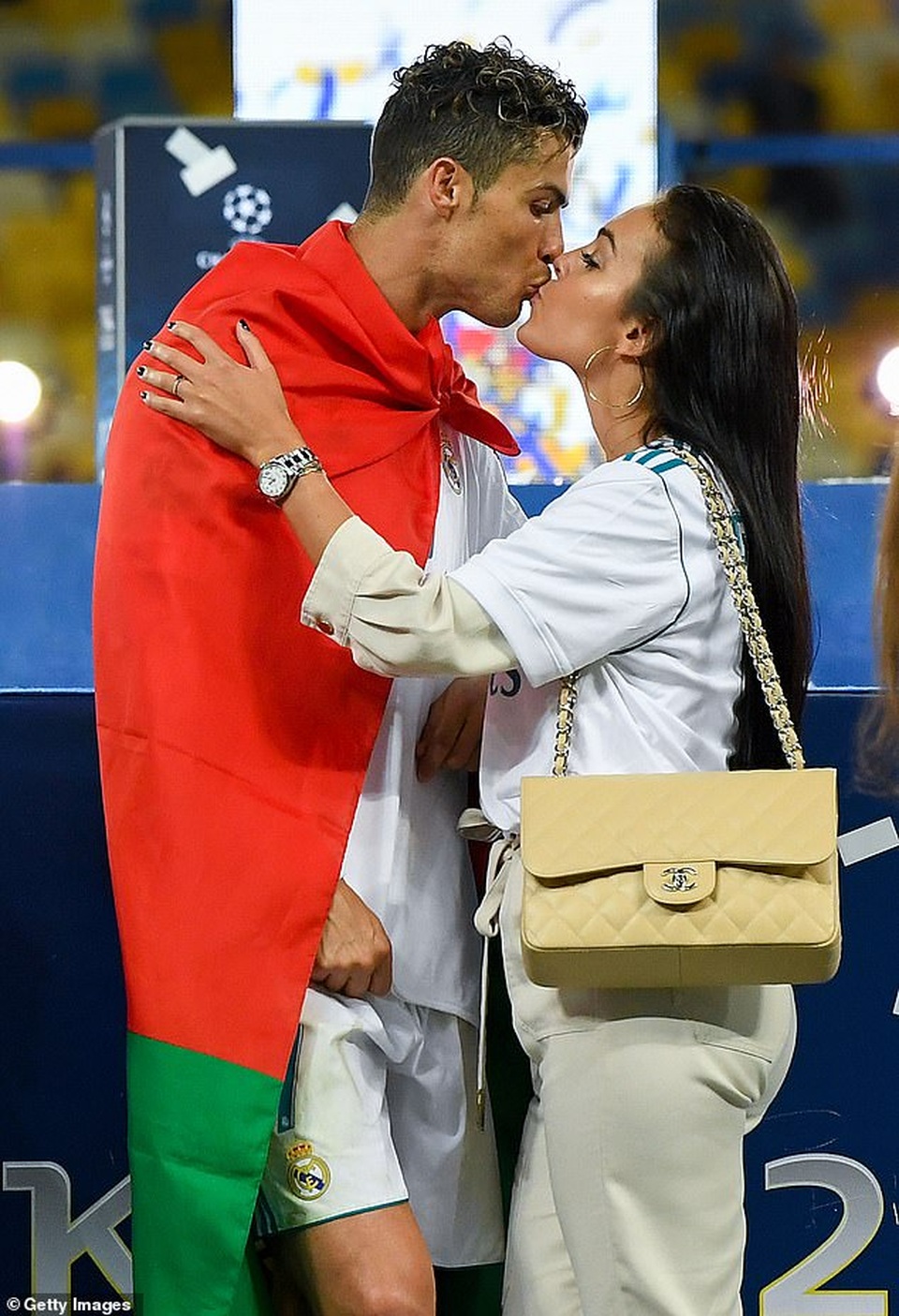 Tôi và Ronaldo yêu nhau từ cái nhìn đầu tiên - 4 Tôi và Ronaldo yêu nhau từ cái nhìn đầu tiên - 4