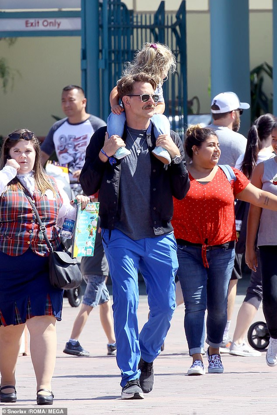 Bradley Cooper đưa con gái nhỏ đi chơi cuối tuần - 1 Bradley Cooper đưa con gái nhỏ đi chơi cuối tuần - 1