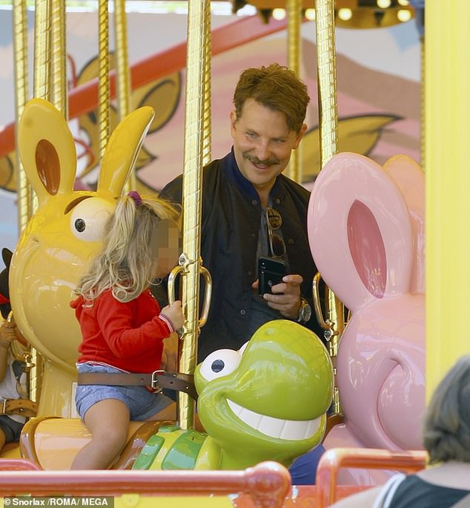 Bradley Cooper đưa con gái nhỏ đi chơi cuối tuần - 2 Bradley Cooper đưa con gái nhỏ đi chơi cuối tuần - 2
