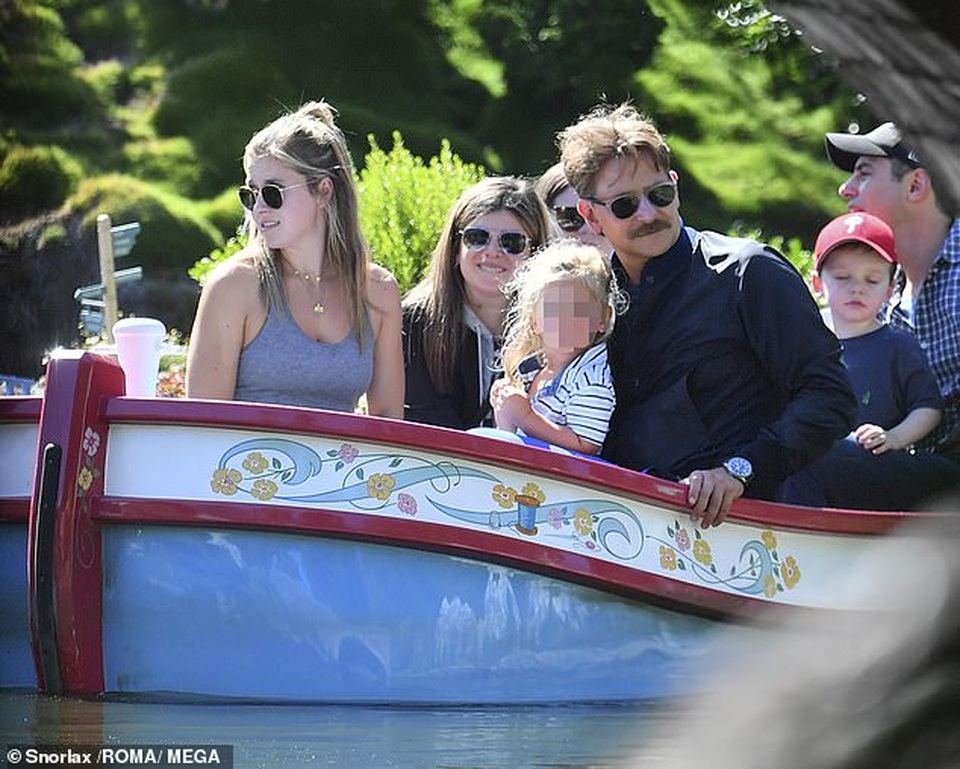 Bradley Cooper đưa con gái nhỏ đi chơi cuối tuần - 4 Bradley Cooper đưa con gái nhỏ đi chơi cuối tuần - 4