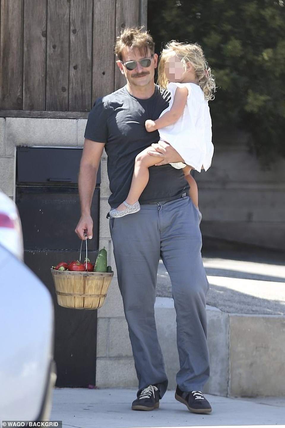 Bradley Cooper đưa con gái nhỏ đi chơi cuối tuần - 6 Bradley Cooper đưa con gái nhỏ đi chơi cuối tuần - 6