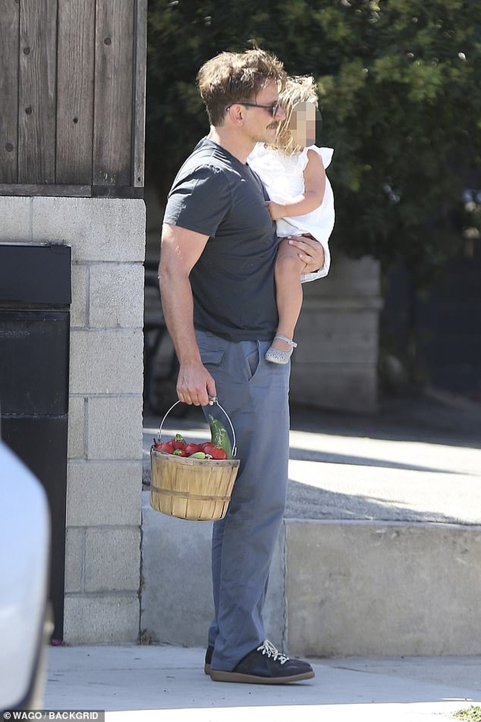 Bradley Cooper đưa con gái nhỏ đi chơi cuối tuần - 7 Bradley Cooper đưa con gái nhỏ đi chơi cuối tuần - 7