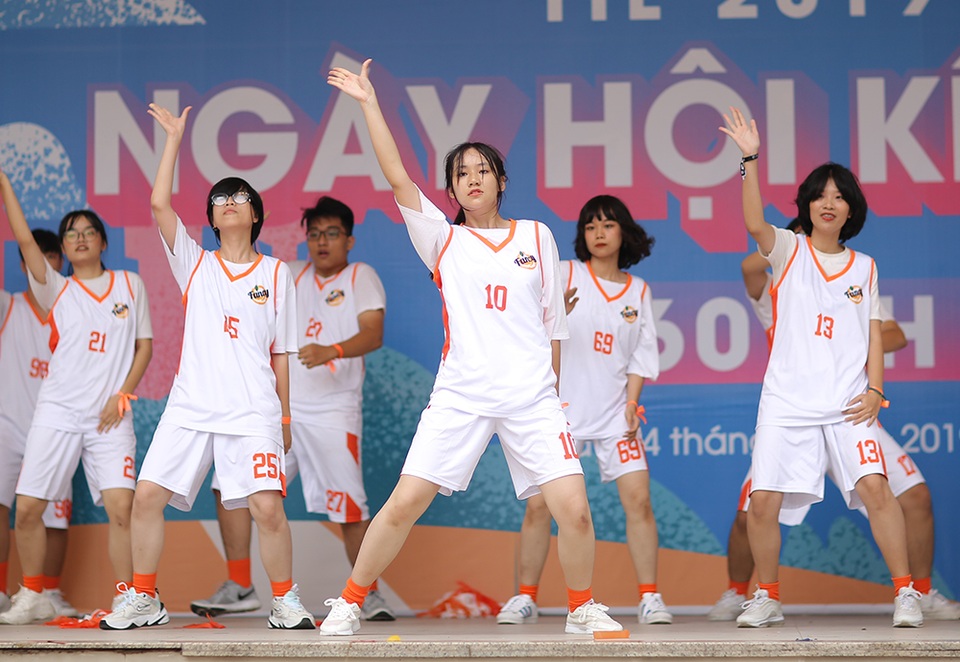 Teen Yên Hoà nhảy cổ động, cháy hết mình chào đón học sinh khối 10 - 1 Teen Yên Hoà nhảy cổ động, cháy hết mình chào đón học sinh khối 10 - 1