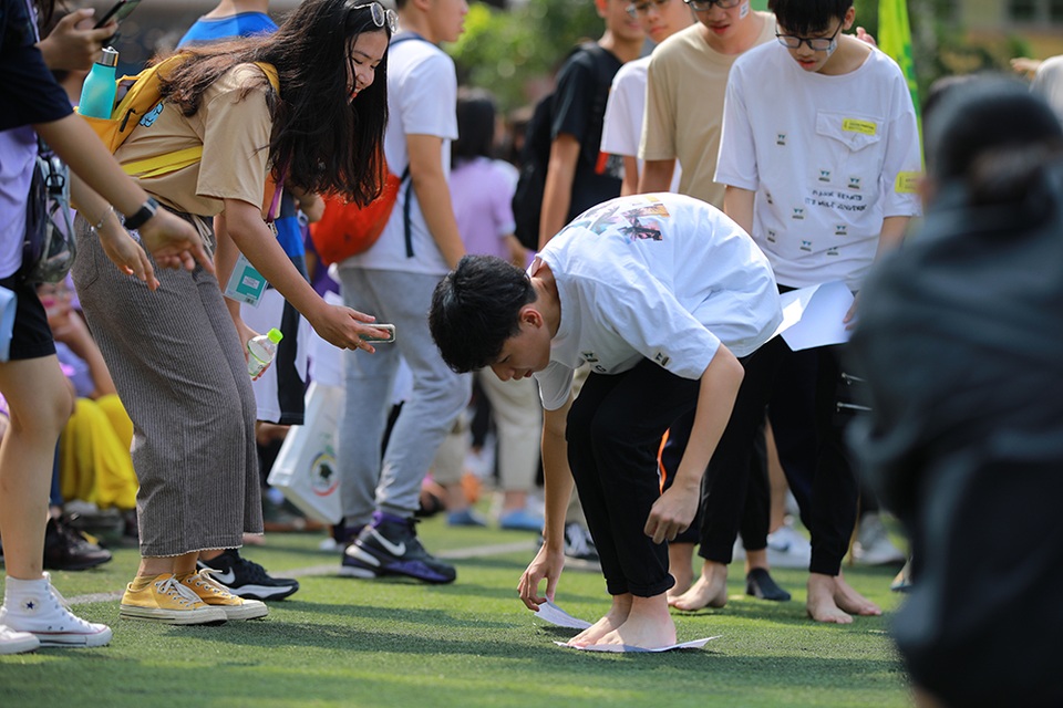 Teen Yên Hoà nhảy cổ động, cháy hết mình chào đón học sinh khối 10 - 6 Teen Yên Hoà nhảy cổ động, cháy hết mình chào đón học sinh khối 10 - 6