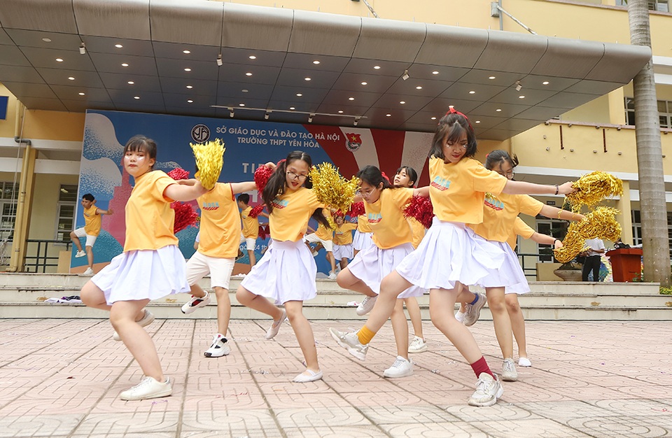 Teen Yên Hoà nhảy cổ động, cháy hết mình chào đón học sinh khối 10 - 3 Teen Yên Hoà nhảy cổ động, cháy hết mình chào đón học sinh khối 10 - 3