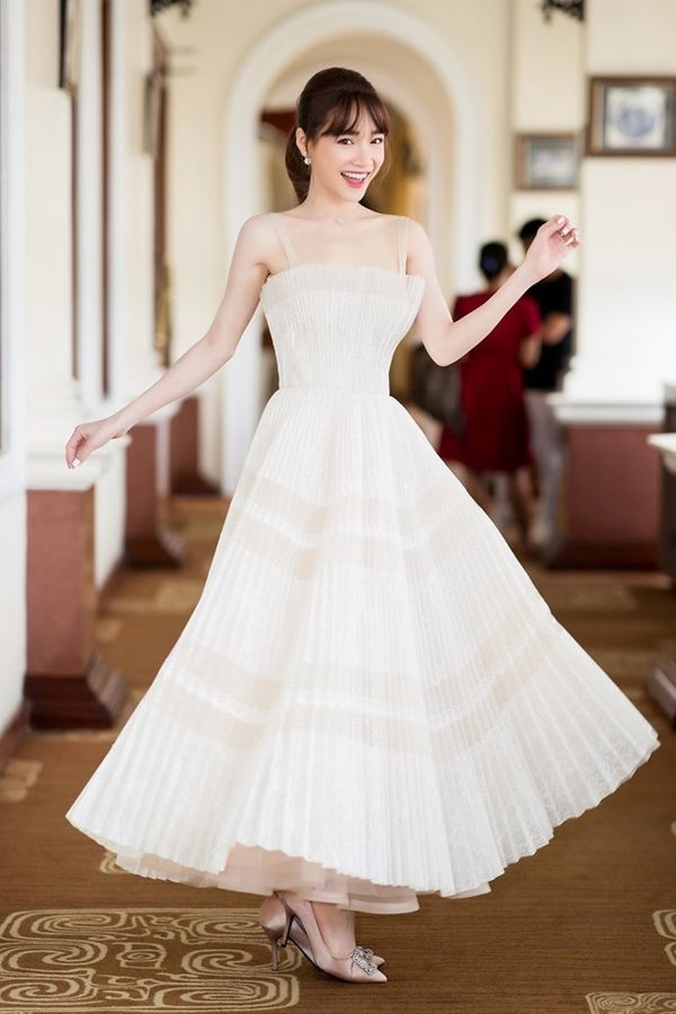 Mỹ Tâm, Hoàng Thùy nổi bật nhất tuần với trang phục gợi cảm - 8 Mỹ Tâm, Hoàng Thùy nổi bật nhất tuần với trang phục gợi cảm - 8