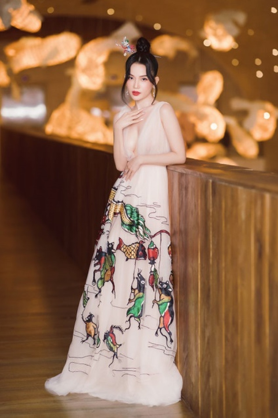 Mỹ Tâm, Hoàng Thùy nổi bật nhất tuần với trang phục gợi cảm - 10 Mỹ Tâm, Hoàng Thùy nổi bật nhất tuần với trang phục gợi cảm - 10