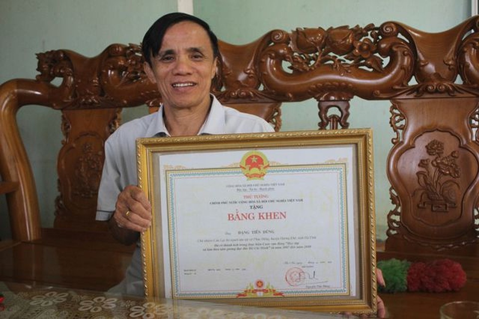 Quả ngọt từ nghị lực và lòng nhân ái của “thầy giáo không bằng cấp” - 4 Quả ngọt từ nghị lực và lòng nhân ái của “thầy giáo không bằng cấp” - 4