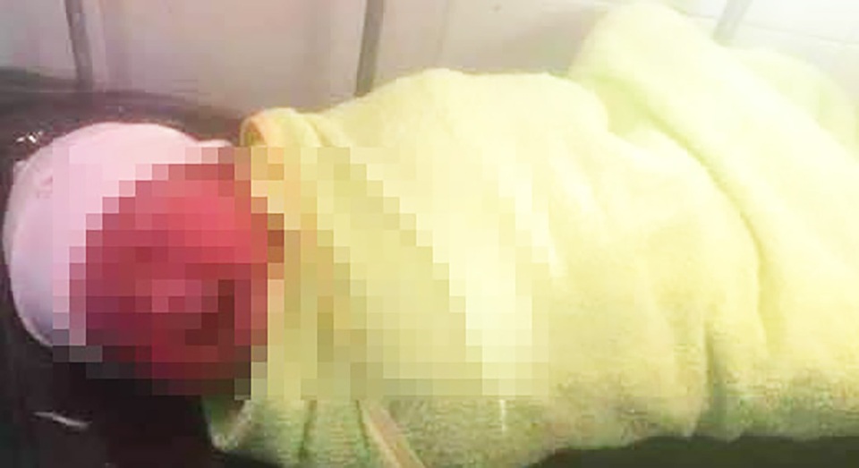 Bé trai sơ sinh còn nguyên cuống rốn bị bỏ rơi bên bờ kênh - 1