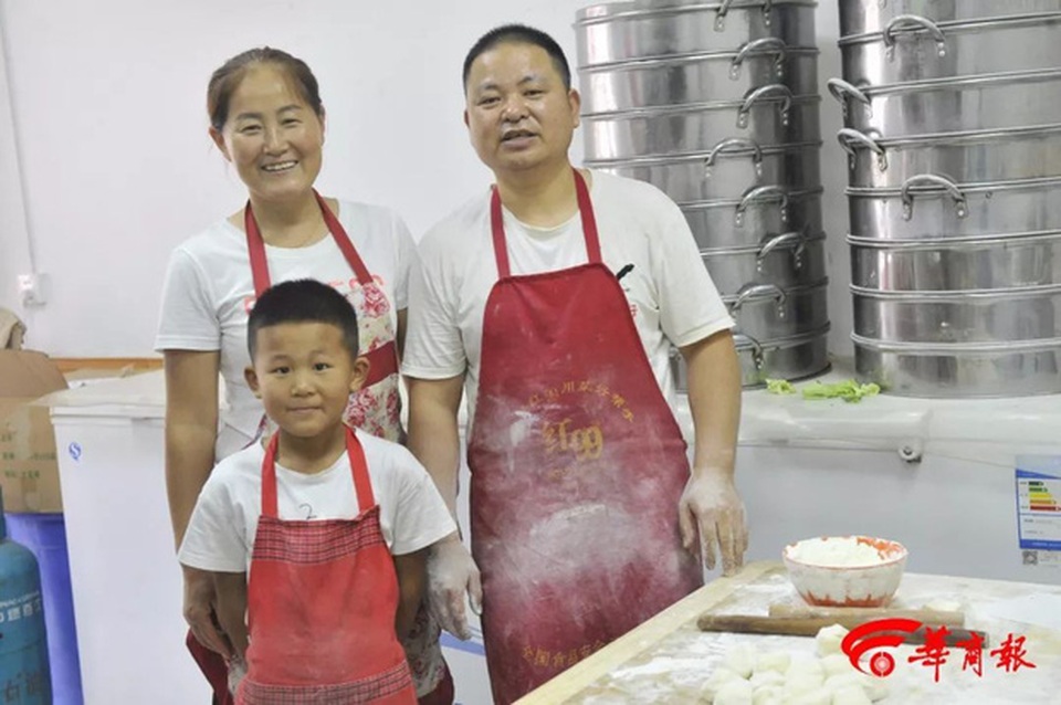 Cậu bé 7 tuổi gây bão” mạng xã hội nhờ biệt tài cán bánh thần tốc - 4 Cậu bé 7 tuổi gây bão” mạng xã hội nhờ biệt tài cán bánh thần tốc - 4