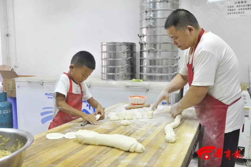 Cậu bé 7 tuổi gây bão” mạng xã hội nhờ biệt tài cán bánh thần tốc - 3 Cậu bé 7 tuổi gây bão” mạng xã hội nhờ biệt tài cán bánh thần tốc - 3