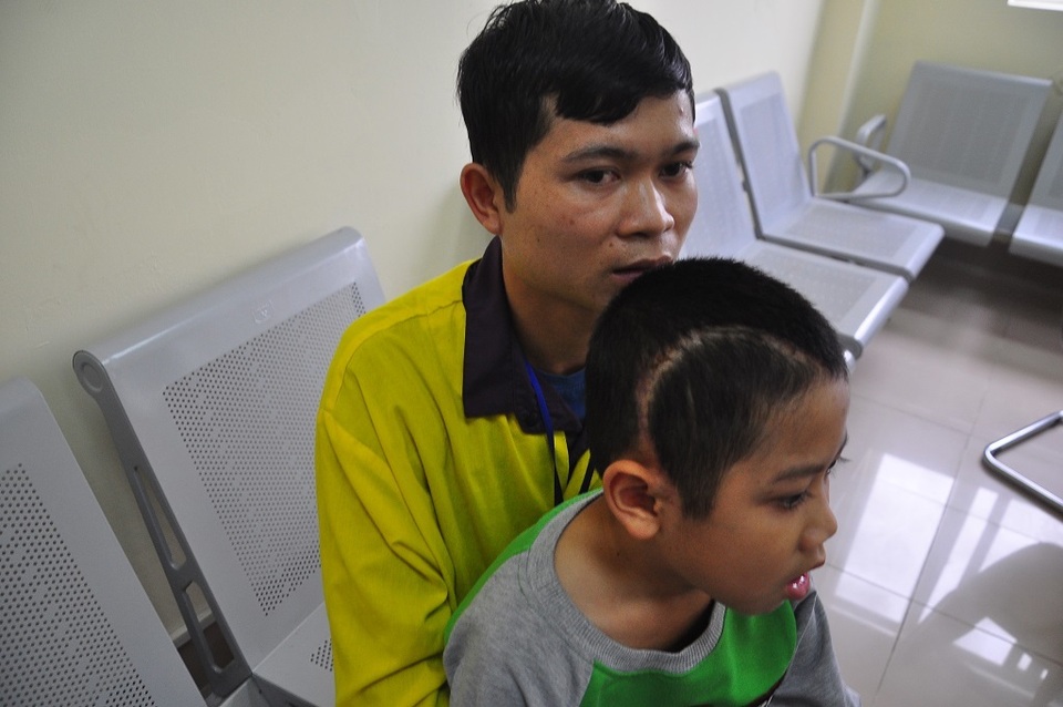 Xót thương cậu bé 9 tuổi bị u não, nhà bị bão lũ cuốn trôi - 5 Xót thương cậu bé 9 tuổi bị u não, nhà bị bão lũ cuốn trôi - 5