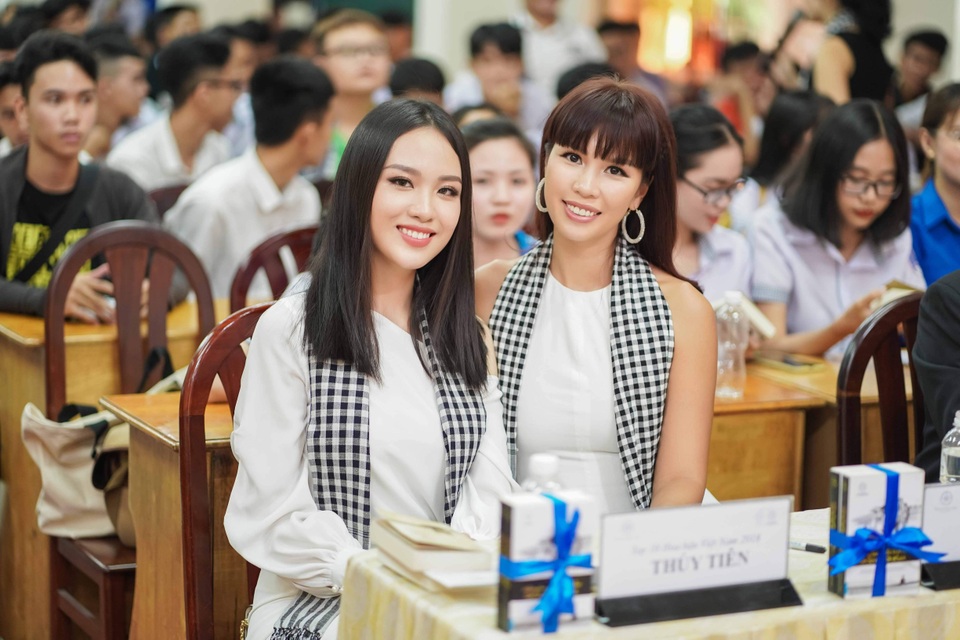 Hà Anh tiết lộ học lớp 9 đã cao 1,7m, từng được mời vào đội tuyển bóng rổ - 1 Hà Anh tiết lộ học lớp 9 đã cao 1,7m, từng được mời vào đội tuyển bóng rổ - 1