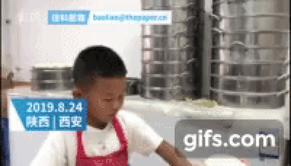 Cậu bé 7 tuổi gây bão” mạng xã hội nhờ biệt tài cán bánh thần tốc - 1 Cậu bé 7 tuổi gây bão” mạng xã hội nhờ biệt tài cán bánh thần tốc - 1