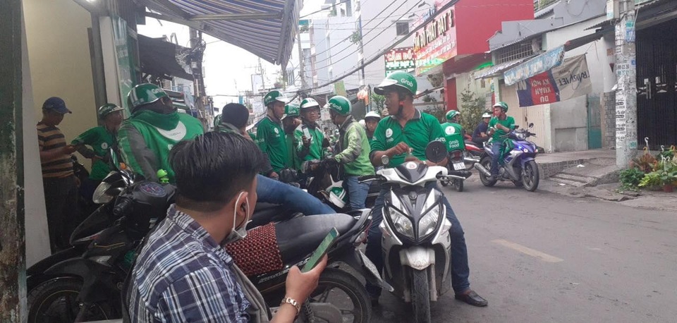 Chủ tiệm ăn gửi tâm thư đến shipper: Cũng từ nghèo khó mà lên, hãy nương nhau mà sống - 2 Chủ tiệm ăn gửi tâm thư đến shipper: Cũng từ nghèo khó mà lên, hãy nương nhau mà sống - 2