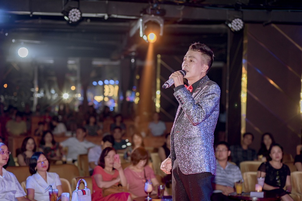 NSƯT Việt Hoàn bất ngờ tổ chức đêm nhạc giúp đỡ nghệ sĩ nghèo 84 tuổi - 5 NSƯT Việt Hoàn bất ngờ tổ chức đêm nhạc giúp đỡ nghệ sĩ nghèo 84 tuổi - 5