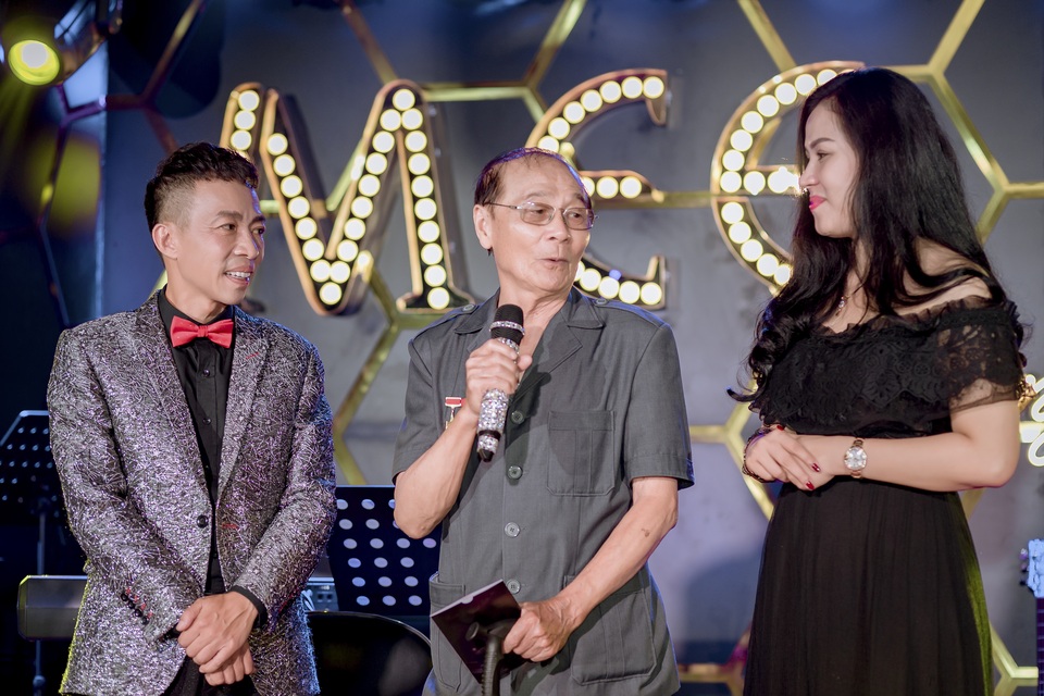 NSƯT Việt Hoàn bất ngờ tổ chức đêm nhạc giúp đỡ nghệ sĩ nghèo 84 tuổi - 7 NSƯT Việt Hoàn bất ngờ tổ chức đêm nhạc giúp đỡ nghệ sĩ nghèo 84 tuổi - 7
