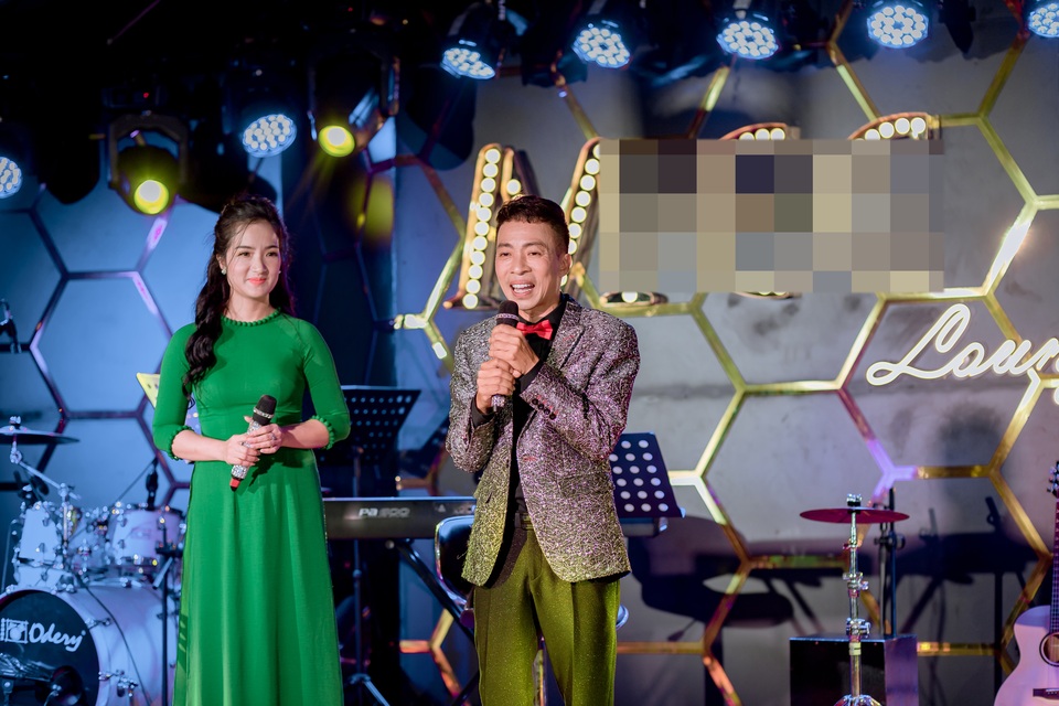 NSƯT Việt Hoàn bất ngờ tổ chức đêm nhạc giúp đỡ nghệ sĩ nghèo 84 tuổi - 6 NSƯT Việt Hoàn bất ngờ tổ chức đêm nhạc giúp đỡ nghệ sĩ nghèo 84 tuổi - 6