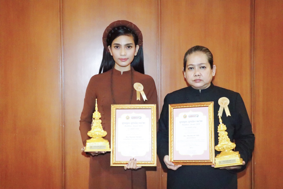 Trương Thị May nhận giải Người con của Đức Phật - 2 Trương Thị May nhận giải Người con của Đức Phật - 2