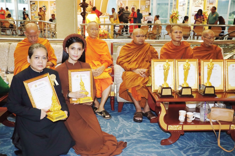 Trương Thị May nhận giải Người con của Đức Phật - 4 Trương Thị May nhận giải Người con của Đức Phật - 4