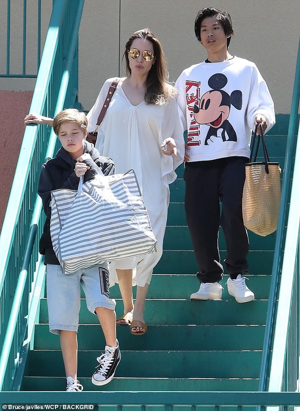 Angelina Jolie ra phố cùng Pax Thiên và Shiloh - 4