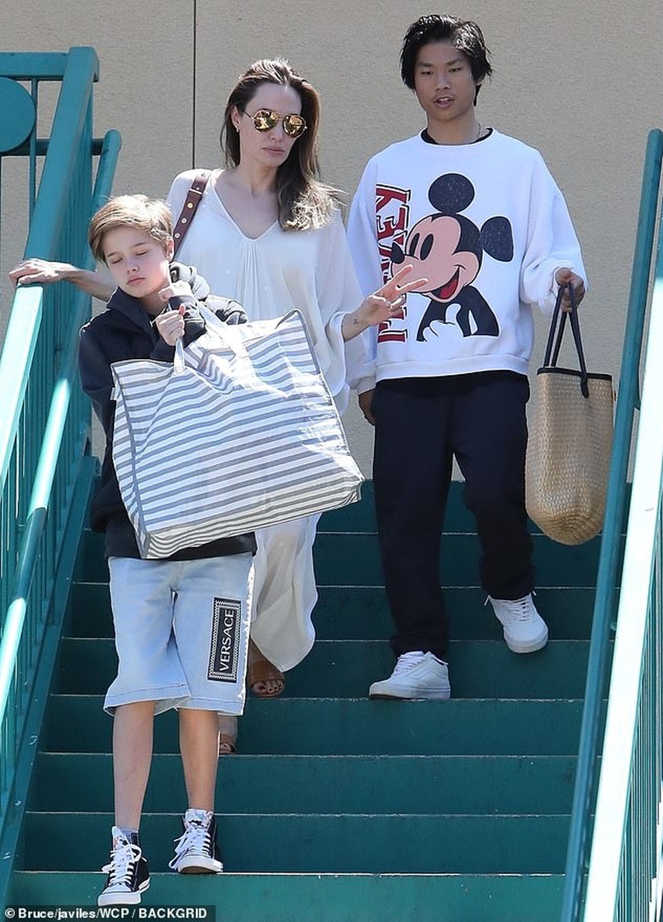 Angelina Jolie ra phố cùng Pax Thiên và Shiloh - 1