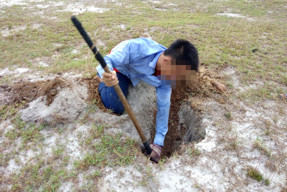 Theo chân thợ săn đào cát tìm hang, truy bắt thực phẩm tình yêu - 4 Theo chân thợ săn đào cát tìm hang, truy bắt thực phẩm tình yêu - 4