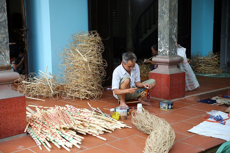 Người đàn ông hơn 40 năm làm đèn ông sư Trung thu ở Hà Nội - 1