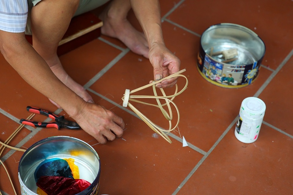 Người đàn ông hơn 40 năm làm đèn ông sư Trung thu ở Hà Nội - 4