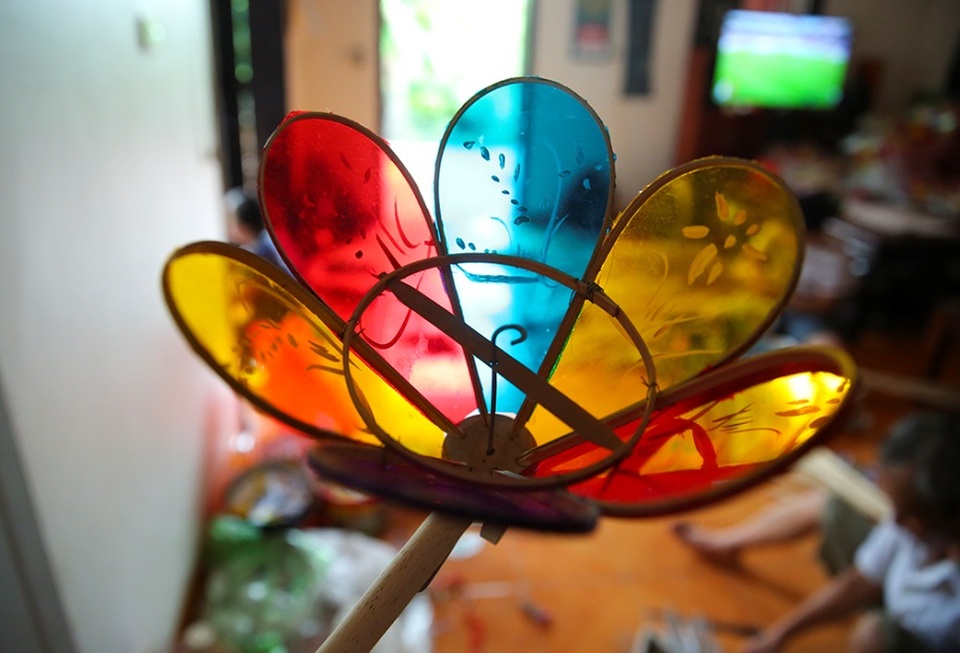 Người đàn ông hơn 40 năm làm đèn ông sư Trung thu ở Hà Nội - 9